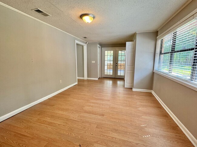Building Photo - AVAILABLE AUGUST 2025 [PET FRIENDLY]