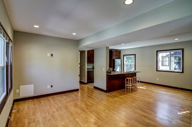 Building Photo - Fully Renovated 5 Bedroom House Close to U...