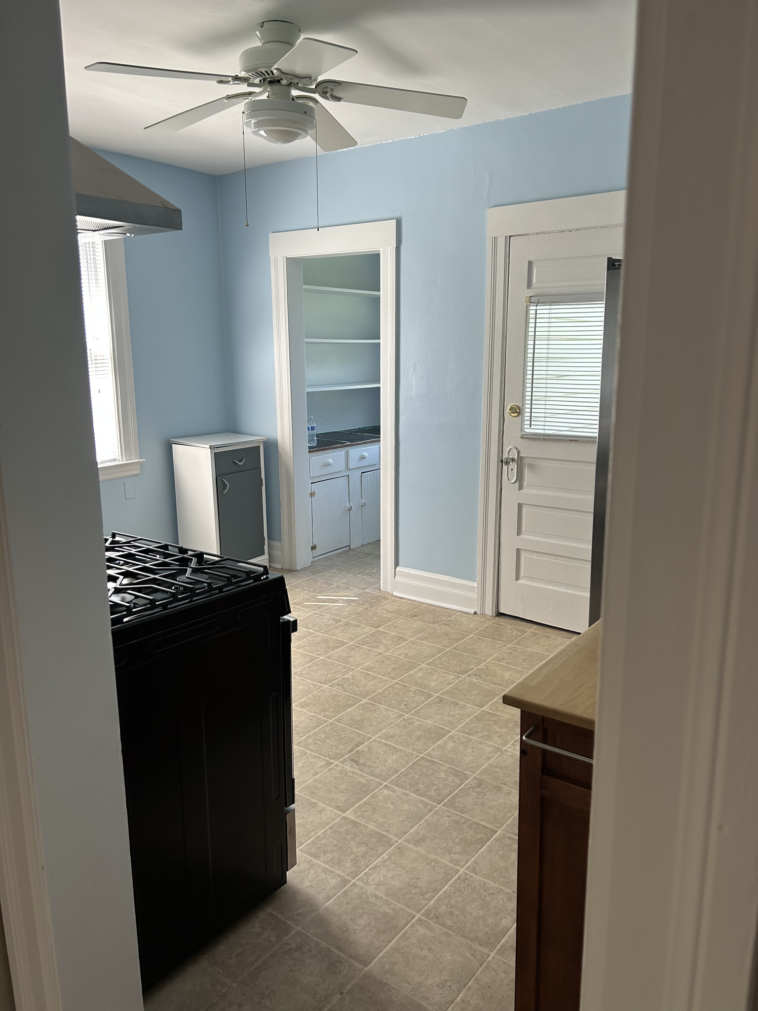 spacious kitchen - 1077 Lakepointe St