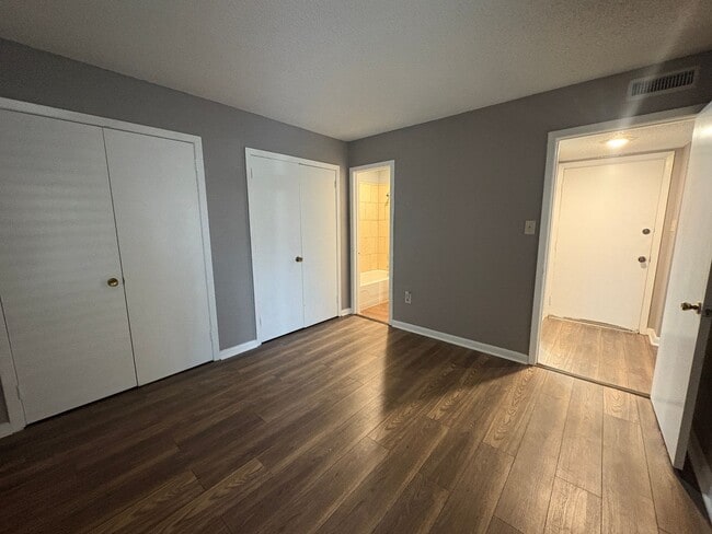 Building Photo - 1/2 First Full Month's Rent! 2BD/2BA Condo in Whispering Oaks.