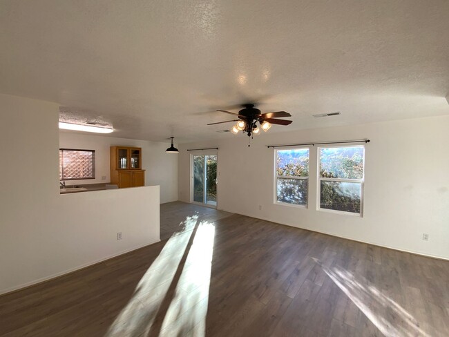 Building Photo - 3 Bedroom Home Available Near Tramway Blvd...