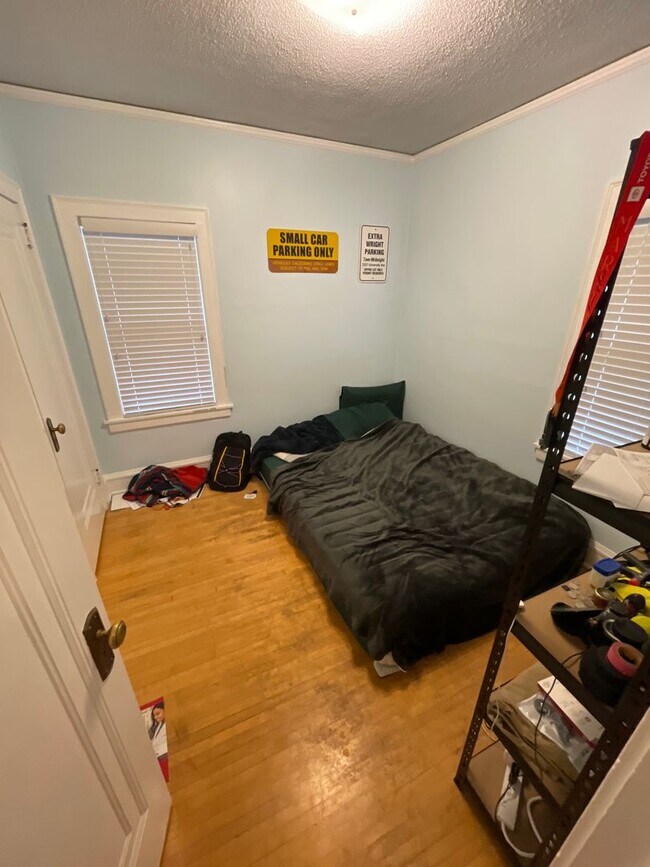 Building Photo - 2021-2023 E 6th St