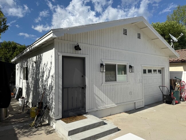 Building Photo - 909 Valley View Ave