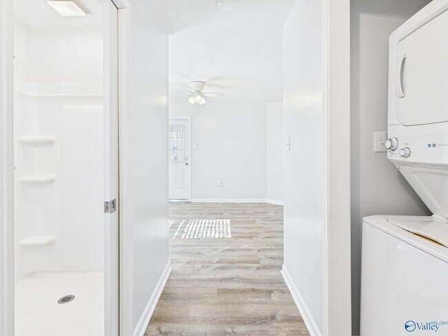 Building Photo - 2104 Levert St NE