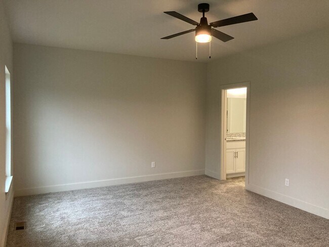 Building Photo - **LESS THAN 10 miles to Fort Knox**