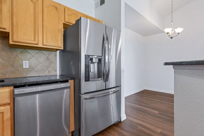 Building Photo - Stylish Longmont Condo with Vaulted Ceilings and Modern Upgrades