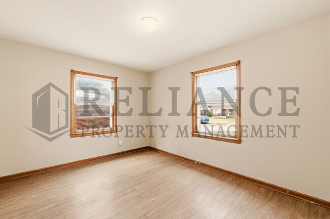 Building Photo - 374 N Hillcrest St