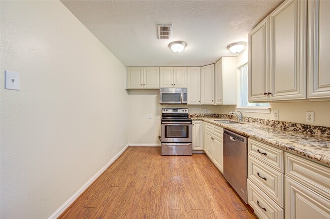 Building Photo - 5730 Southminster Dr