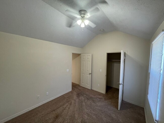 Building Photo - Spacious 3 bedroom, 2.5 bathroom Duplex