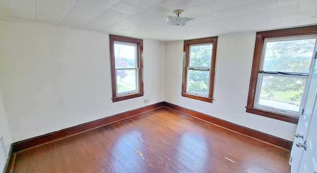 Building Photo - 3 Bed / 1 Bath Single Family Home