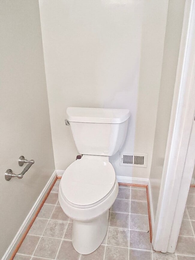 Building Photo - Classic and Charming 3 Bedrood 2.5 Bathroo...