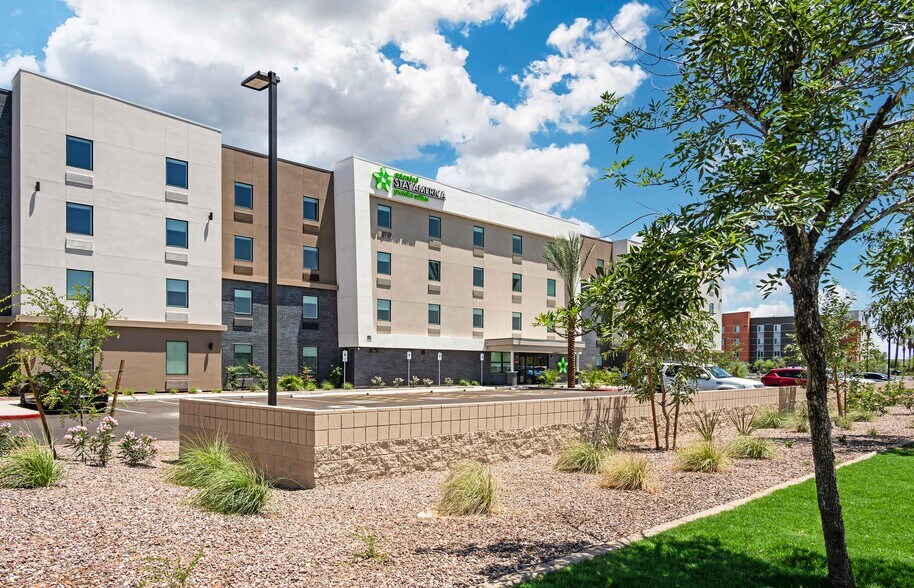 Building Photo - Furnished Studio-Phoenix - Chandler - Airport