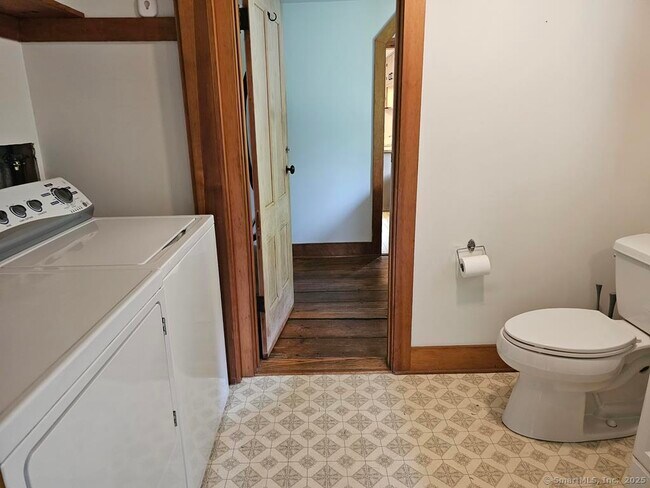 Building Photo - 33 Wildwood Ave
