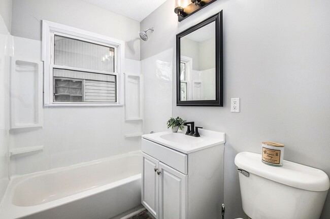 Building Photo - Completely Renovated 2 Bedroom House!