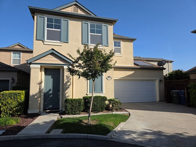 Building Photo - Gorgous 3 Bedroom 2/5 Bath home in HOA