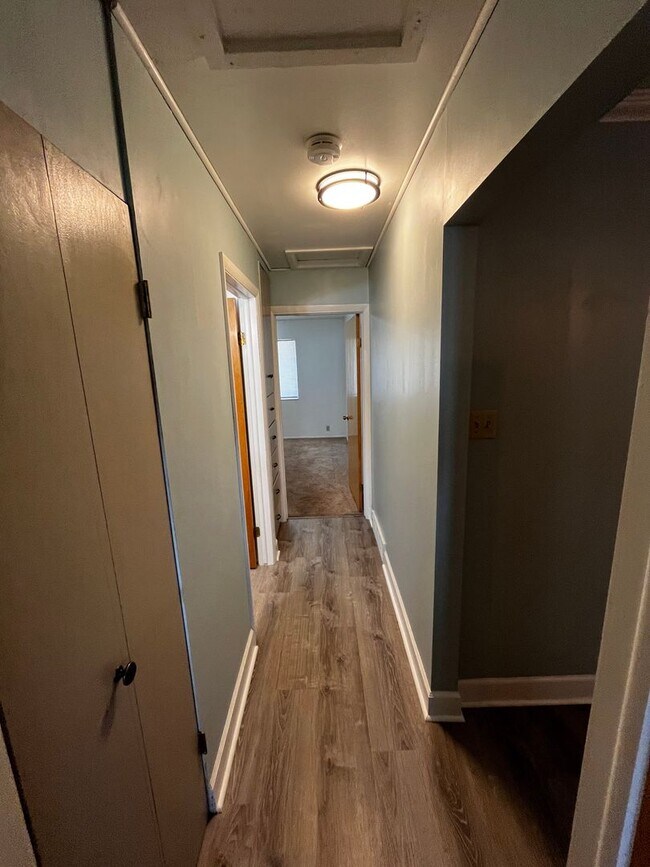 Building Photo - 568-574 E 200 S