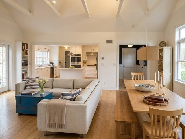 Building Photo - 35 Cove Dr