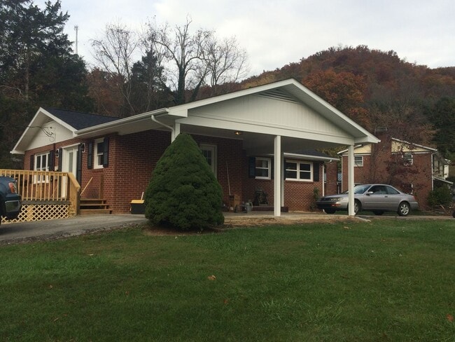 Building Photo - Charming 4 bedroom 2 bathroom home