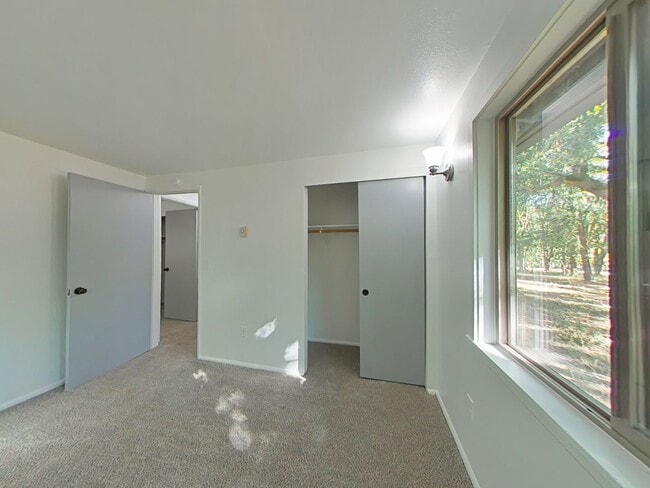 Building Photo - Peaceful and Private 3 Bedroom Home on 5 A...