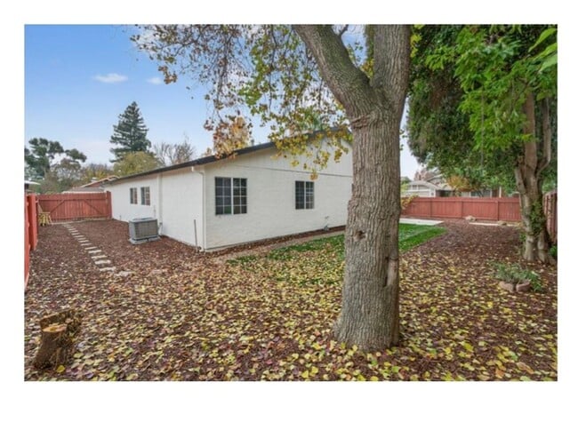 Building Photo - Available NOW! Beautiful updated home, 4+2, 2 car garage