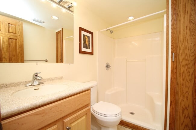 Building Photo - Stylish Condo in Waterfront Bayview Terrace – Updated Interiors, In-Unit Washer/Dryer, Access to ...