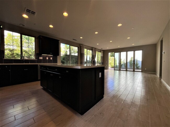 Building Photo - Spacious 4 bedroom, 3 bath Condo in Irvine!