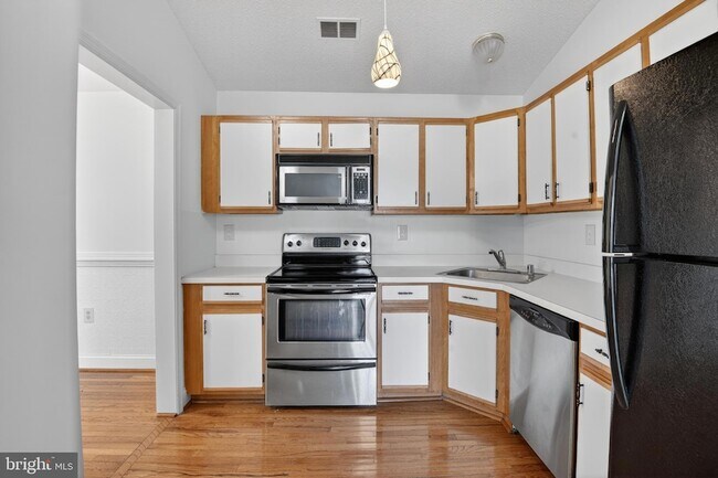 Building Photo - 108-11-111 Timberlake Terrace