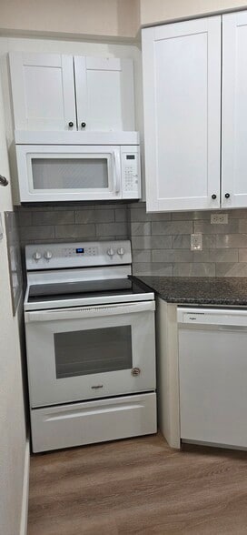 Building Photo - 301 Walnut Ln