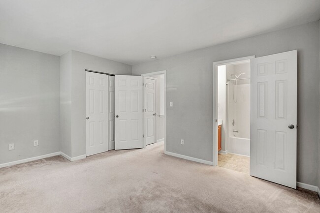 Building Photo - Cute and cozy townhome in Camden Park