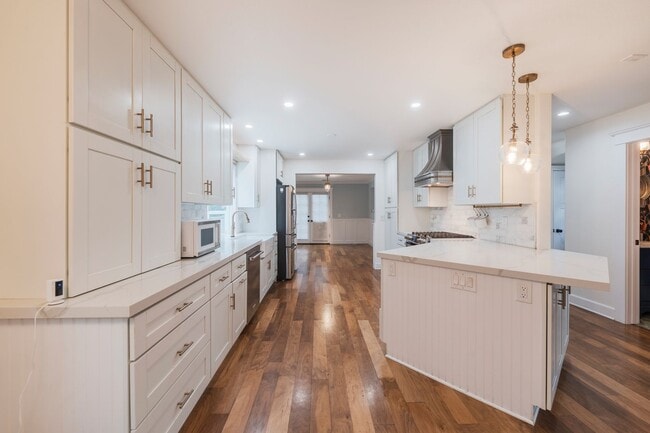 Building Photo - Luxury Living in Manhattan Beach