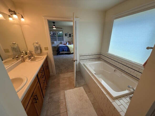 Building Photo - 3 Bed 2 Bath Large Beautiful Home