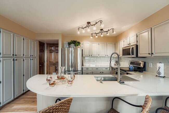 Building Photo - 776 Chimney Creek Dr