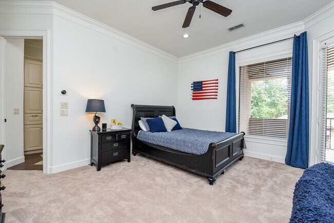 Building Photo - 10 Player Pond Pl