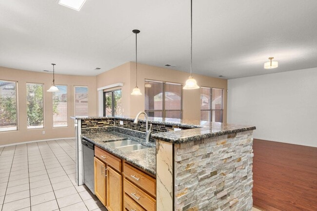 Building Photo - large happy 4+br home