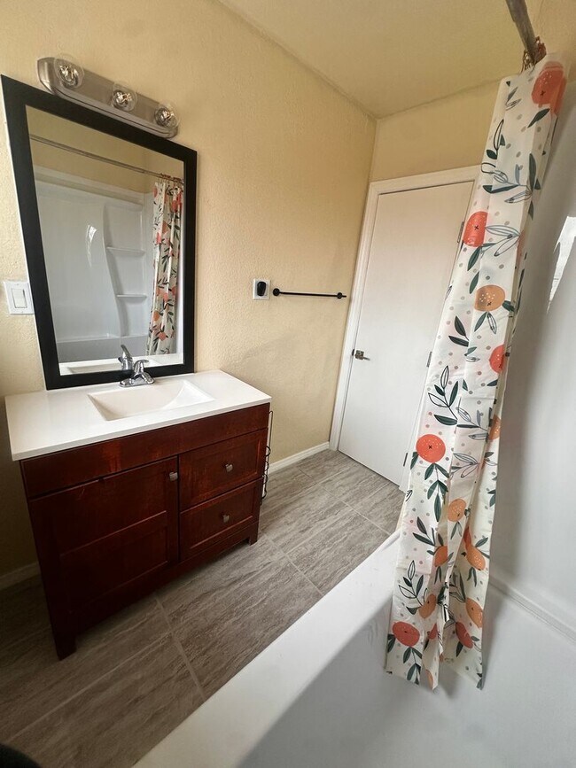 Building Photo - 2 Bedroom, 2 BA house for Rent in National...