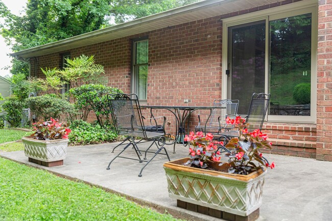 Building Photo - New Listing!