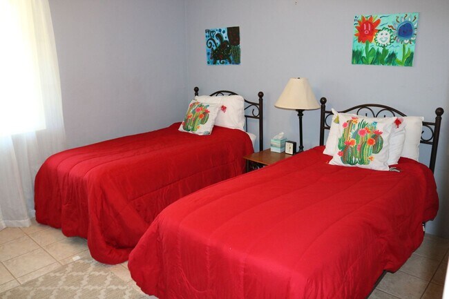 Building Photo - Two bedroom one bath fully furnished located in central Tucson!