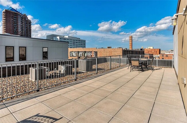 Building Photo - Modern 2-Bedroom, 2-Bathroom Condo – Prime...