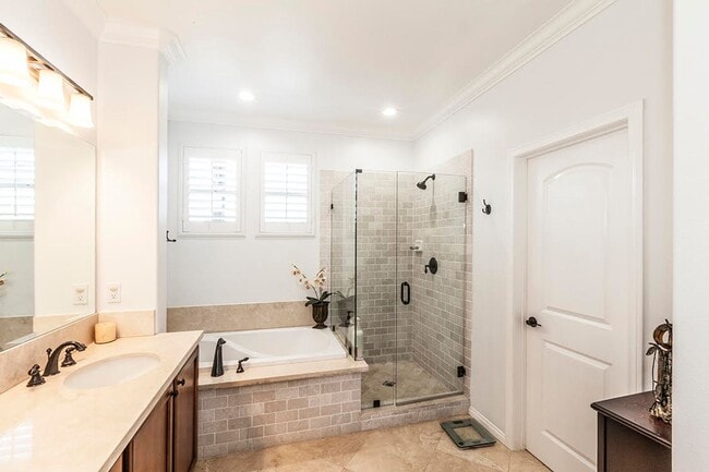 Building Photo - Large 3 Bed 2.5 Bath Home Available In Eas...