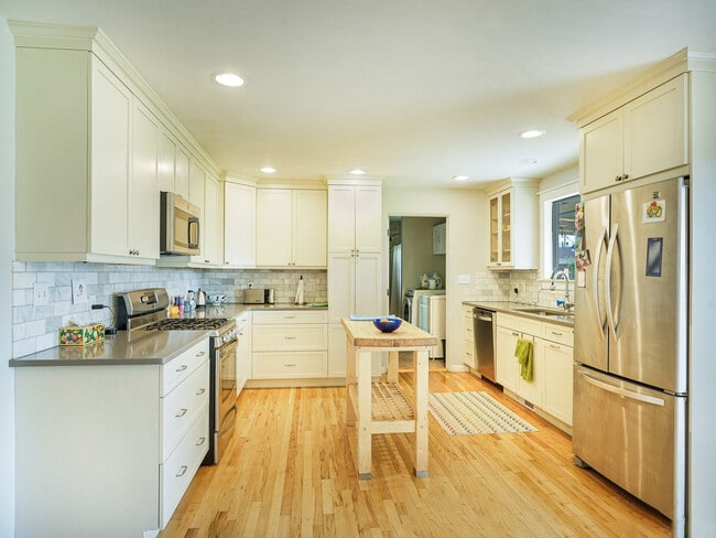 Building Photo - 1936 Crestview Dr