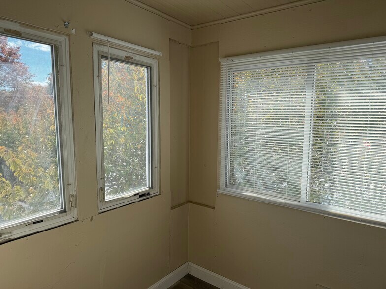 Building Photo - 813 Campbell Ave