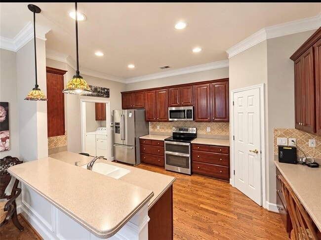 Building Photo - 2100 Village Ln