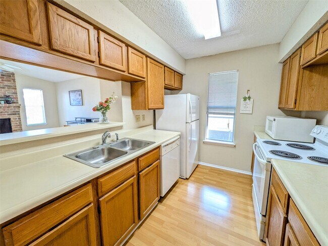 Building Photo - 10555 Turtlewood Ct