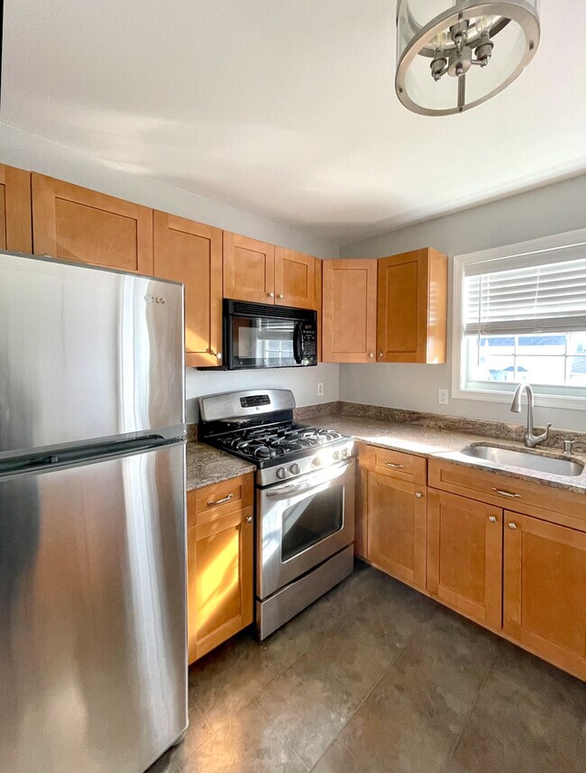 Kitchen - 156 Versailles Ct