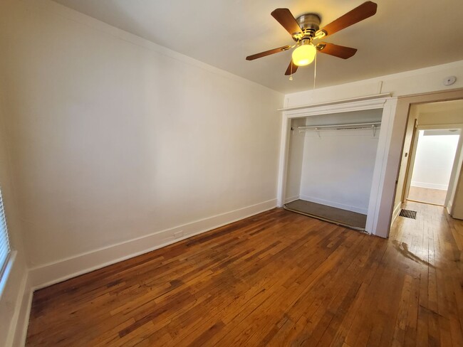 Building Photo - 4 bedroom 2 Bath Duplex for Rent. GREAT LO...