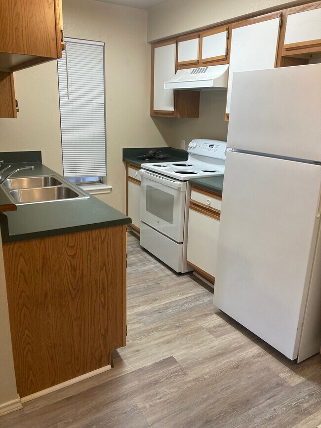 Interior Photo - 2330 N Jefferson Ave