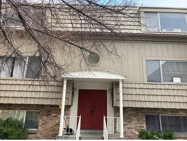 Primary Photo - 2220 E Murray Holladay Rd