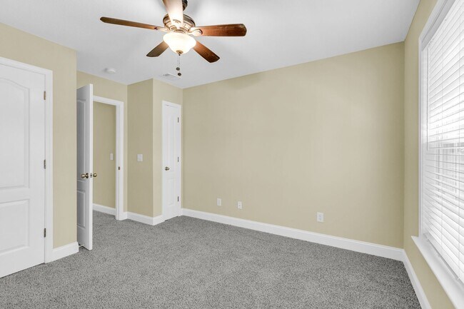 Building Photo - 4 Bedroom 2.5 Bathroom single family home ...