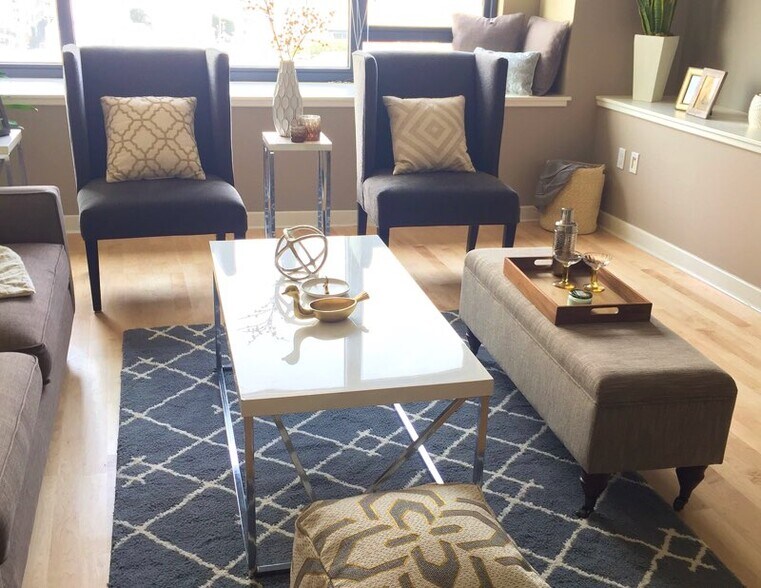 Sunny living room - 250 King St