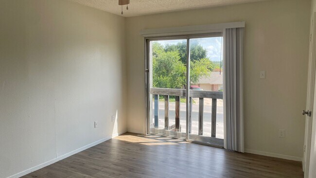 Building Photo - 2 Bed/ 1 Bath With Easy Access to 183/290 ...